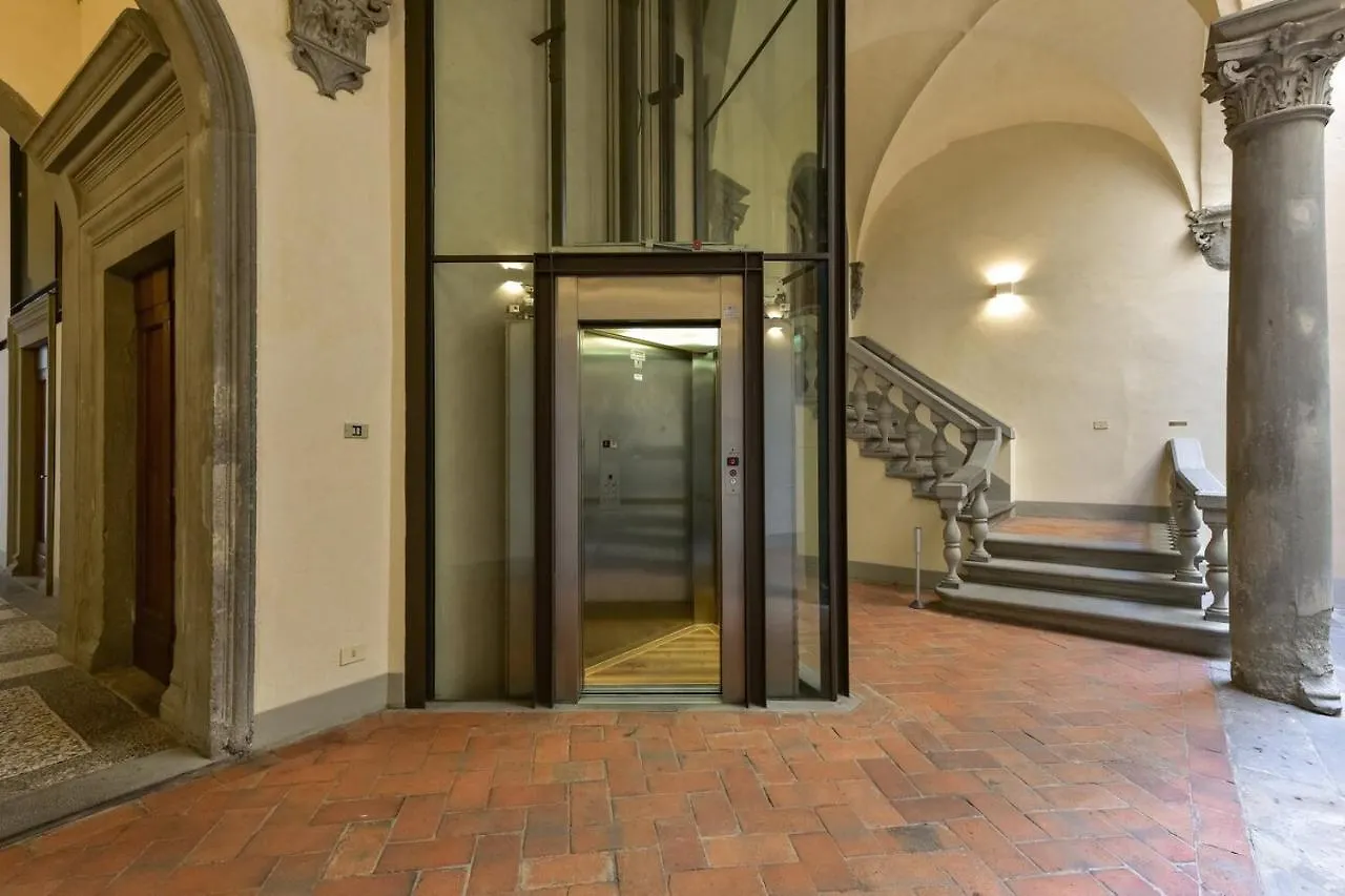 Buonarroti Big Apartment With Terrace In Oltrarno Florenz