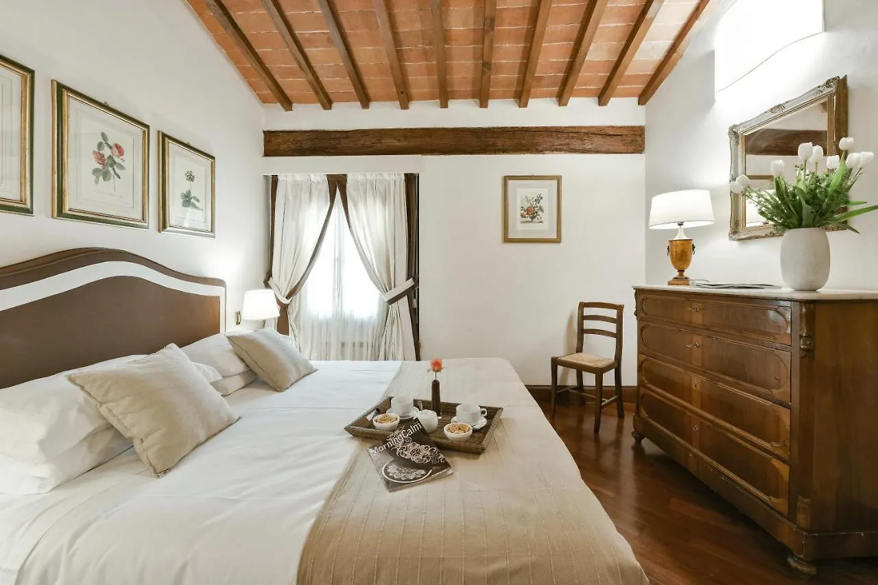 Buonarroti Big Apartment With Terrace In Oltrarno Florenz