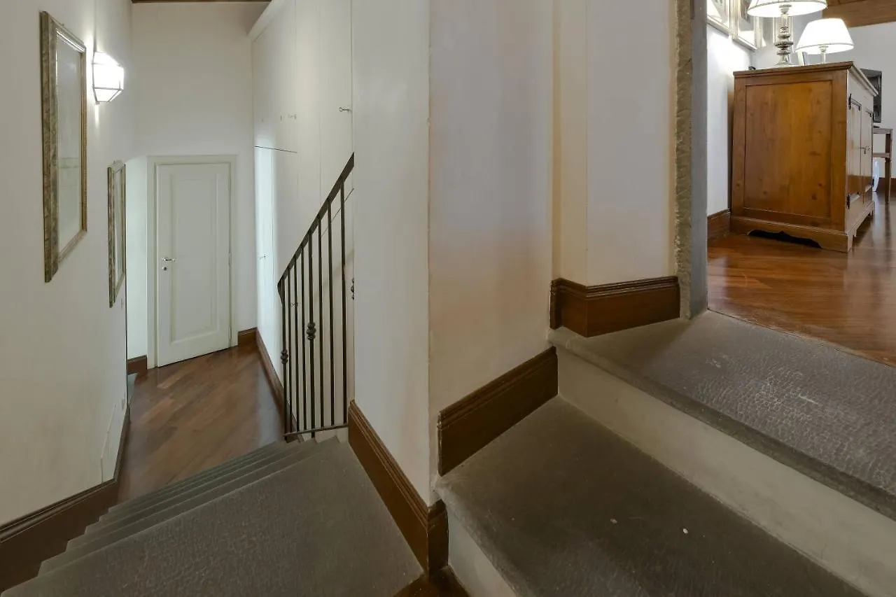 Buonarroti Big Apartment With Terrace In Oltrarno Florenz Italien