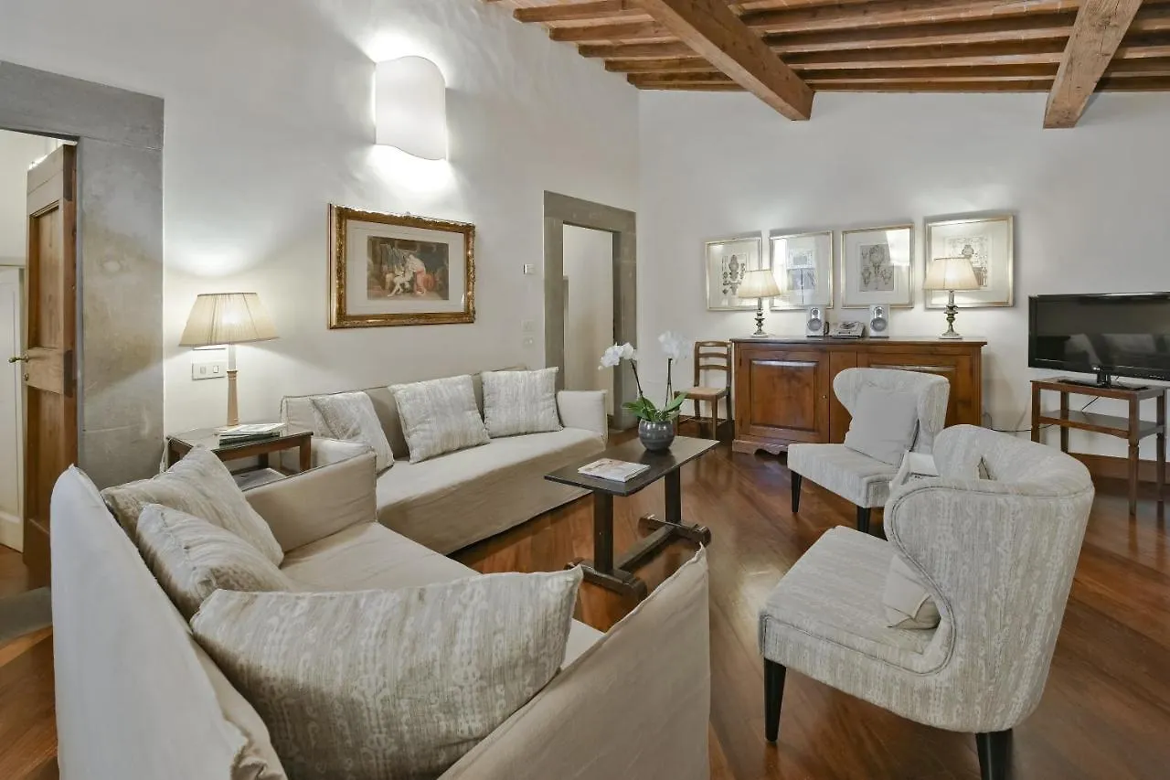 Buonarroti Big Apartment With Terrace In Oltrarno Florence