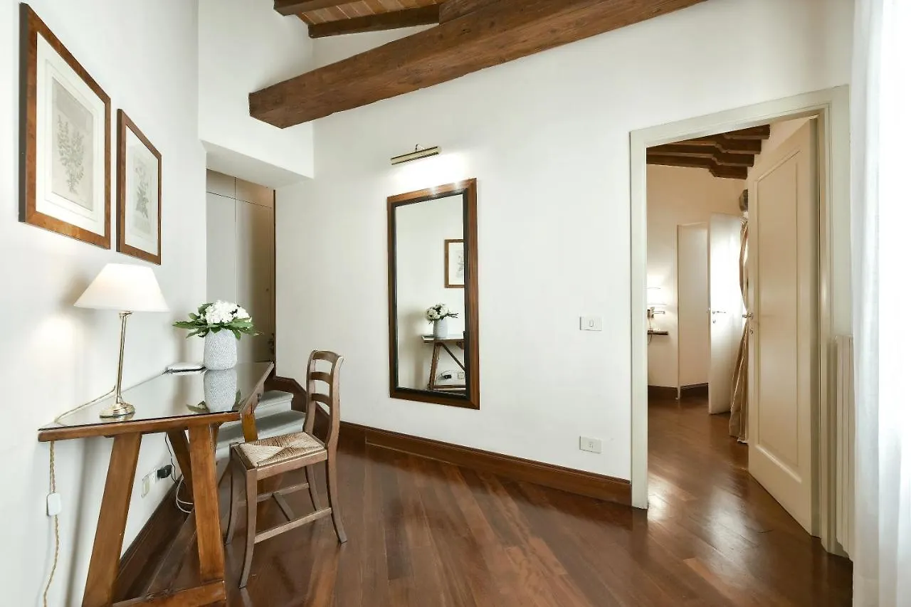 Buonarroti Big Apartment With Terrace In Oltrarno Florence